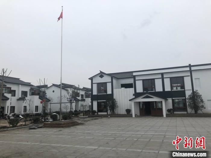 前案村农民新村小区活动中心外景。　于从文 摄