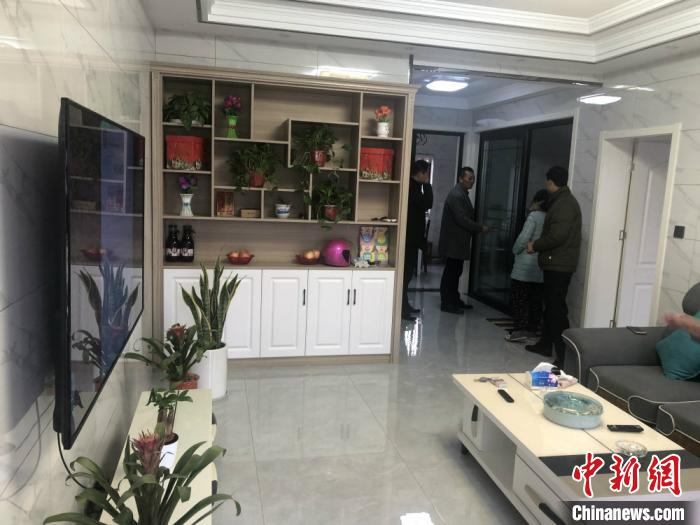 前案村村民曹健康新居内宽敞漂亮的客厅。　于从文 摄