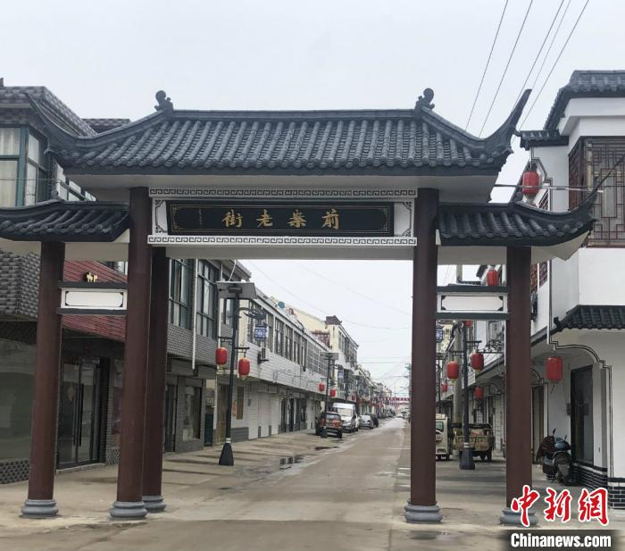 前案老街牌坊。　于从文 摄