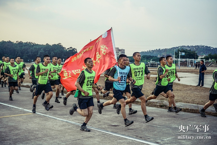 　　军事体育-3000米跑