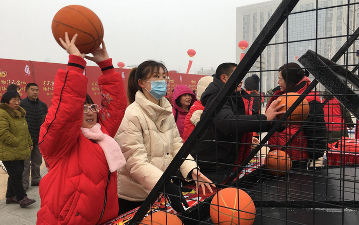 庙会现场的投篮机吸引了不少小朋友。新京报记者 曹晶瑞摄