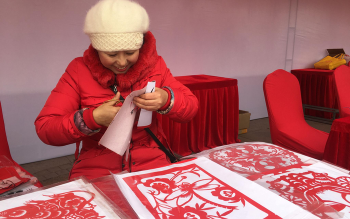 非遗剪纸技艺亮相庙会。新京报记者 曹晶瑞摄