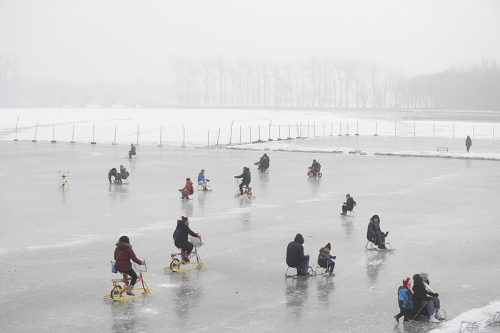 1月18日，玉渊潭公园西湖西南角的天然冰场开放迎客。游客在体验冰上活动。新京报记者 侯少卿 摄