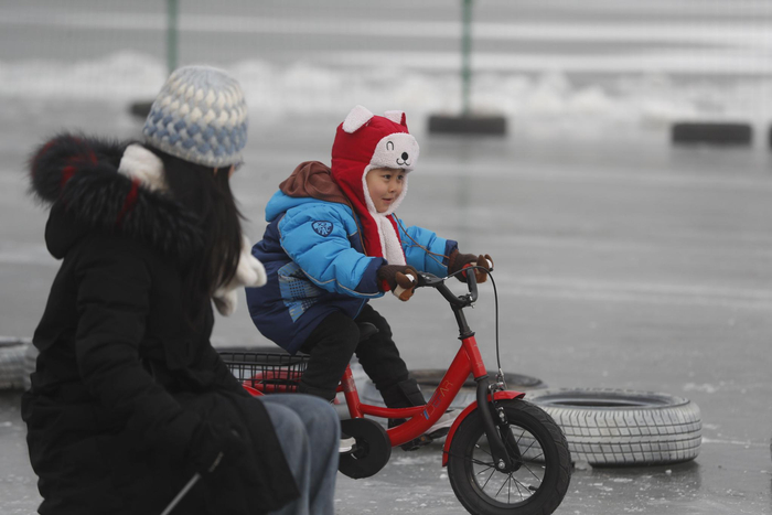 1月18日，玉渊潭公园西湖西南角的天然冰场开放迎客。游客在体验冰上活动。新京报记者 侯少卿 摄