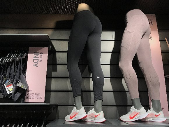 耐克门店瑜伽服饰。罗盈盈/摄