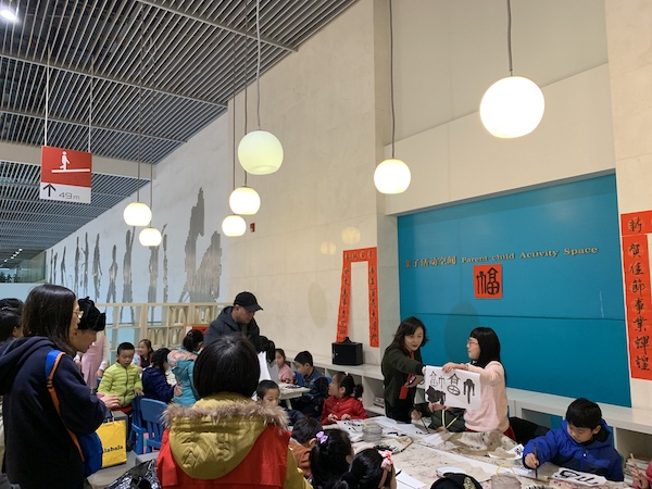 中华艺术宫教育长廊正在举行的少儿活动