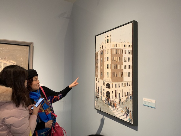 展览现场观众在欣赏杜海军的作品《外滩遇见邬达克》