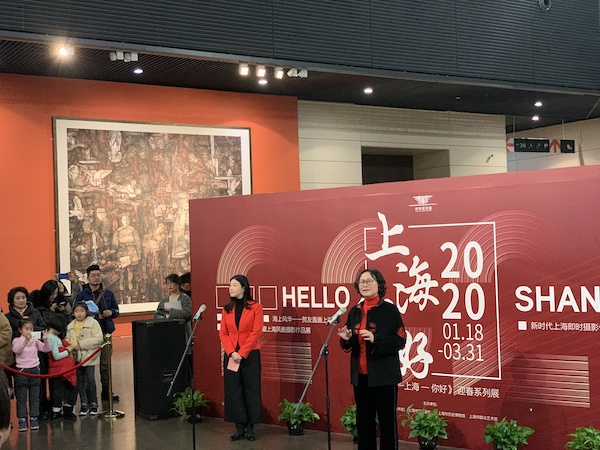 展览开幕式现场，上海市历史博物馆副馆长裘争平代表合作单位致辞