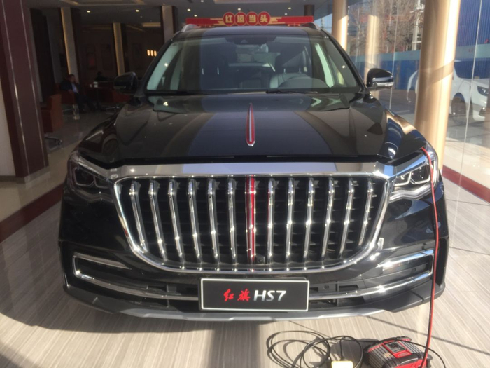 （北京一4S店内展示的红旗HS7。赵建琳/摄）