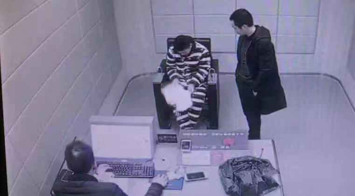 嫌疑人在派出所内接受警方审讯。警方供图