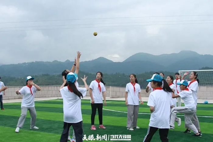 上海奉贤区师生在研学基地体验仡佬族传统体育项目“打篾鸡蛋”。吴浩宇 摄