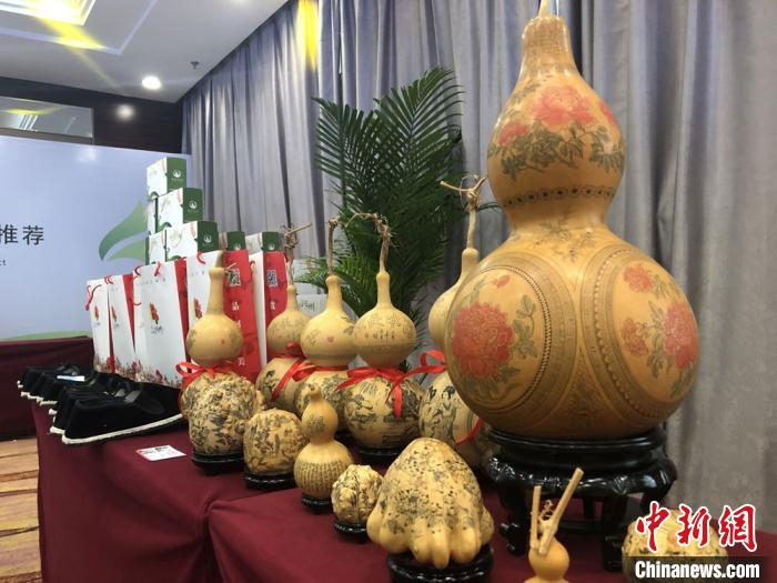 图为非遗雕刻葫芦展示。　崔琳 摄