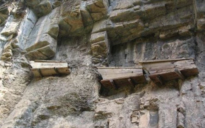 　　四川和云南的交界之处有很多悬棺，悬棺葬的年代十分古老，从如今发现的悬棺葬遗存来看，最早从春秋战国时期开始，一直持续到元明时期。