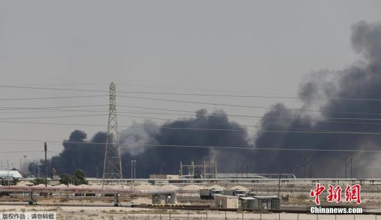 资料图：当地时间2019年9月14日，卫星云图显示沙特阿美石油公司遭无人机袭击的两处石油设施，浓烟滚滚。