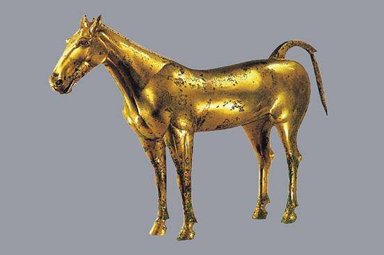 　　茂陵附近出土的鎏金马，系以西汉时大宛产的汗血马为模特精制而成