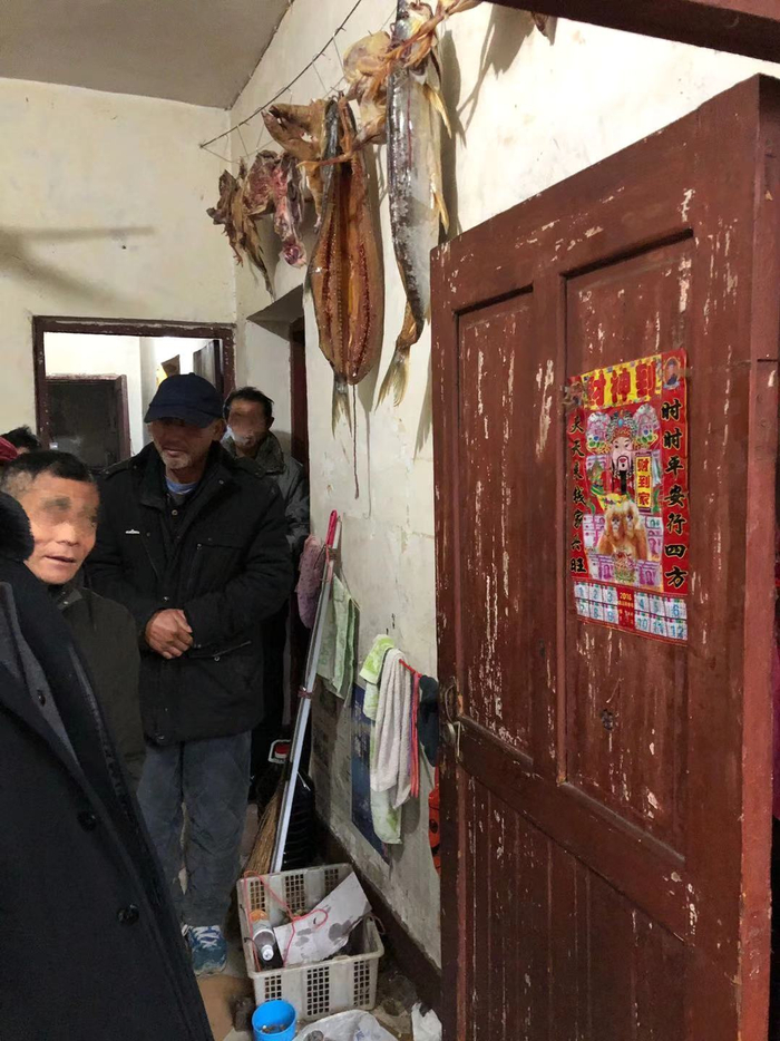  渔民租住的房屋，墙壁上挂着鱼干。 新京报记者 韩沁珂 摄