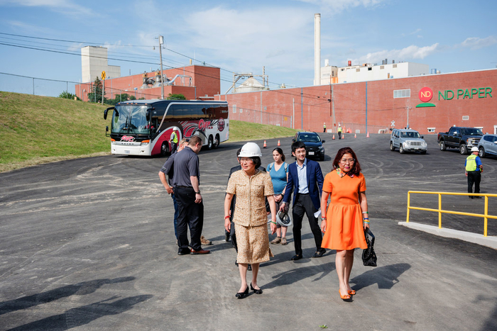 张茵参观工厂 图《纽约时报》（下同）