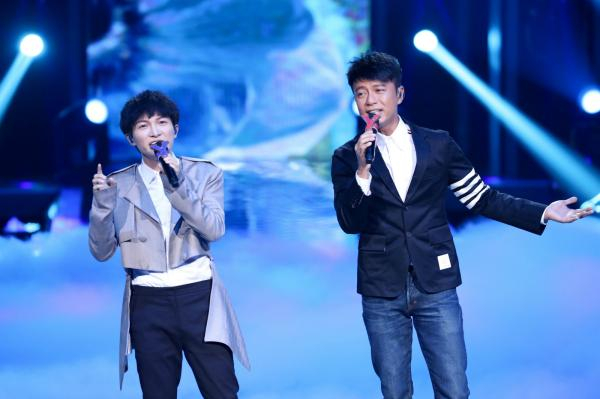 李克勤（右）、周深