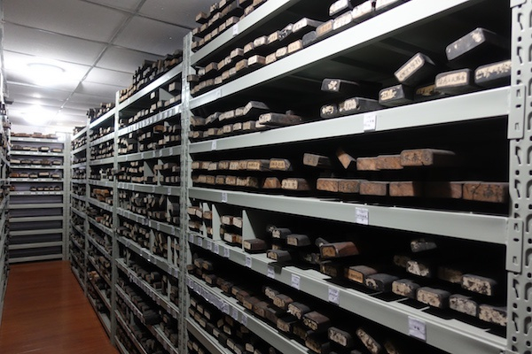 墨厂内的储藏室内积累的各种木刻墨模