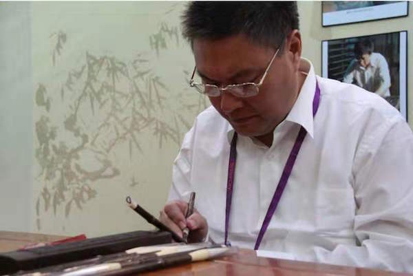 周虎臣制笔，传承人吴庆春正在制笔