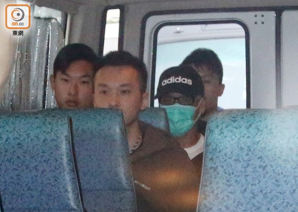 车上唯一戴口罩的男子疑似季炳雄 &nbsp;图自“东网”