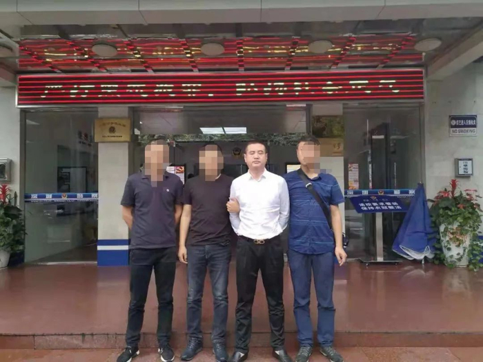  中间白衣男子是闫文臣，图为其在深圳被抓获时拍摄。图片来源：受访者供图