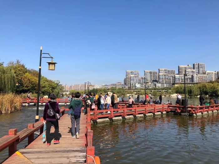 西安天气十分舒爽。蓝天白云下，市民在曲江池遗址公园享受冬日的暖阳。（资料图片）