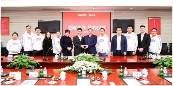  合作双方代表在恒信汽车集团总部合影