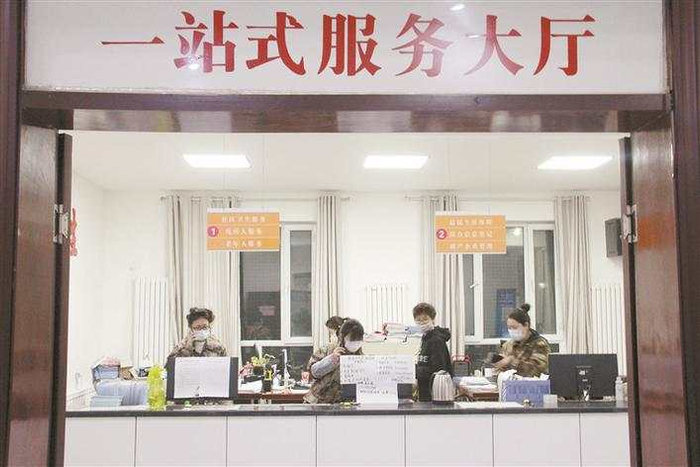 　疫情防控期间，七师天北新区夏哈拉社区工作人员连夜开展工作（资料图片）。张西安 摄