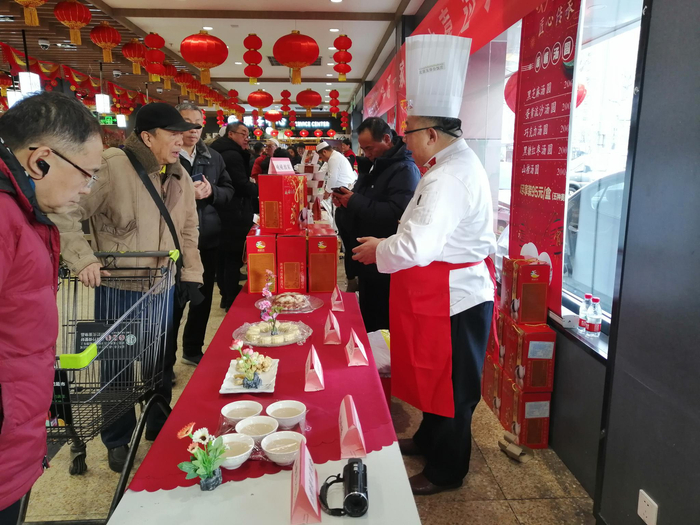 老字号烹饪大师进商超现场秀厨艺。北京市商务局供图