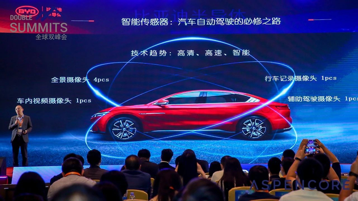 （图注：比亚迪半导体总经理陈刚发表主题演讲）