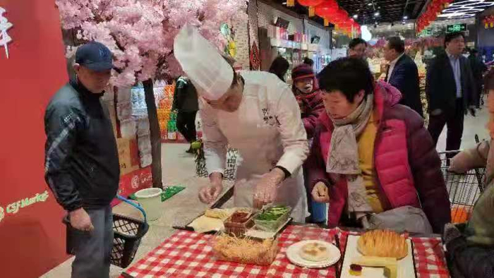 老字号烹饪大师进商超现场秀厨艺。北京市商务局供图