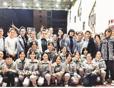 艺术家在巴马演出，并与学生合照　　石磊摄