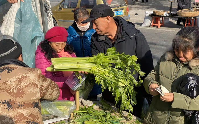 为过年准备点蔬菜。新京报记者 王巍 摄