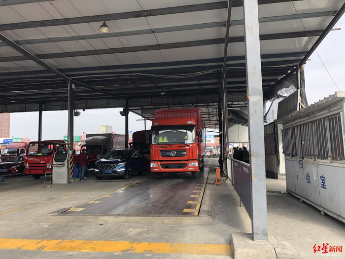  ▲&nbsp;货车在过检