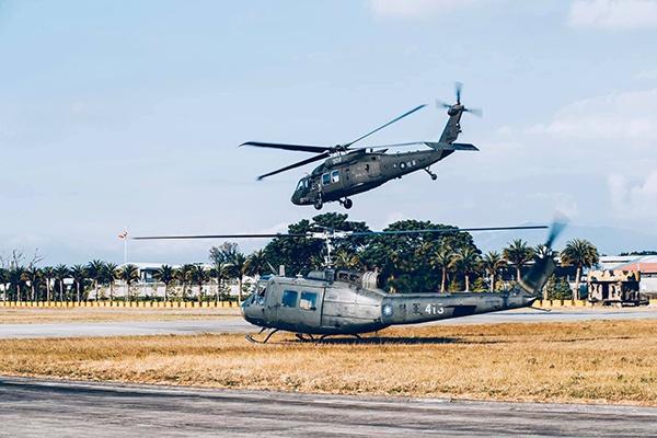 由UH-1H直升机代表将象征执行吊挂任务的“U形环”,正式交接给黑鹰直升机代表。 图片来源 台媒
