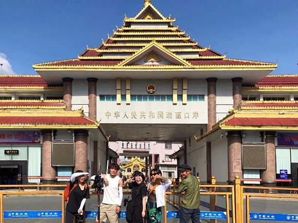 （我们和本地制片安妮）