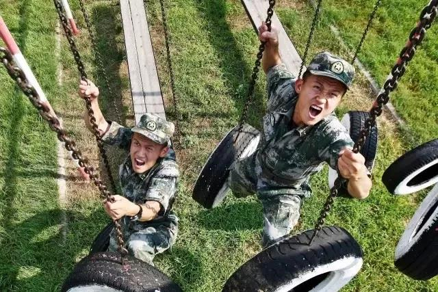 　　▲“王杰班”战士始终高擎“两不怕”精神旗帜，牢记“王杰传人”身份，一不怕苦，二不怕死，誓用汗水和鲜血捍卫连队的荣誉。