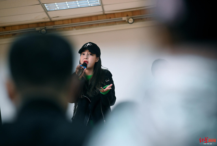  ↑郭美美参与北京一个儿童公益机构活动