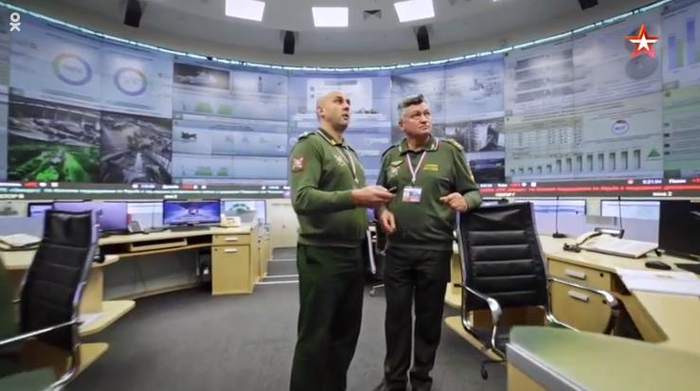 身着特殊Polo衫的指挥中心执勤人员 。截图自俄罗斯红星电视台