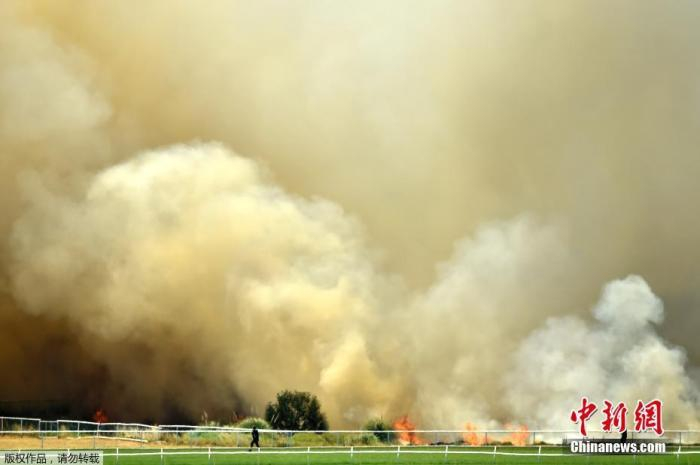 　　当地时间2019年12月13日，澳大利亚珀斯一板球体育场外，森林大火熊熊燃烧。图为火场上空升起滚滚浓烟。