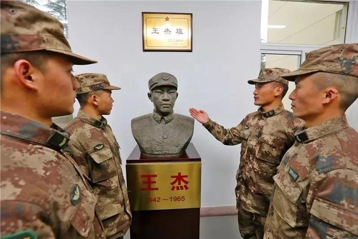 ▲“王杰班”战士讲述王杰老班长生前一扑的伟大壮举。