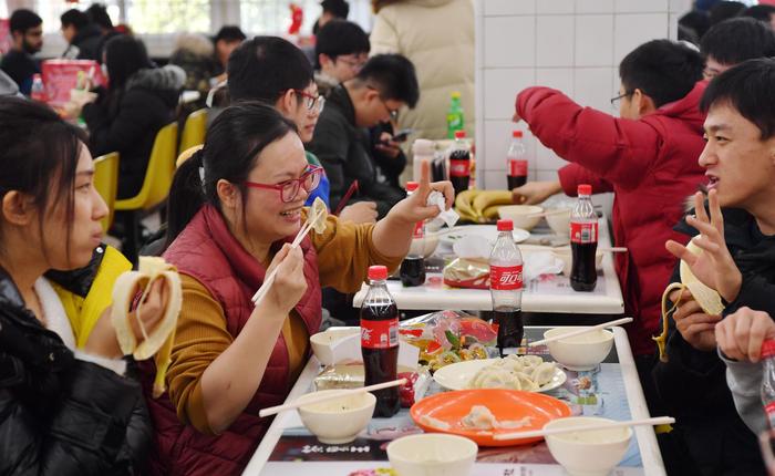 北京邮电大学为春节期间留校生发压岁钱“提前过年”