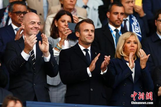 资料图：法国总统马克龙(左二)及夫人布丽吉特。 中新社记者 富田 摄