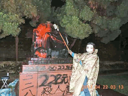 位于阳明山公园的蒋介石铜像2017年4月遭人“斩首”（联合报）
