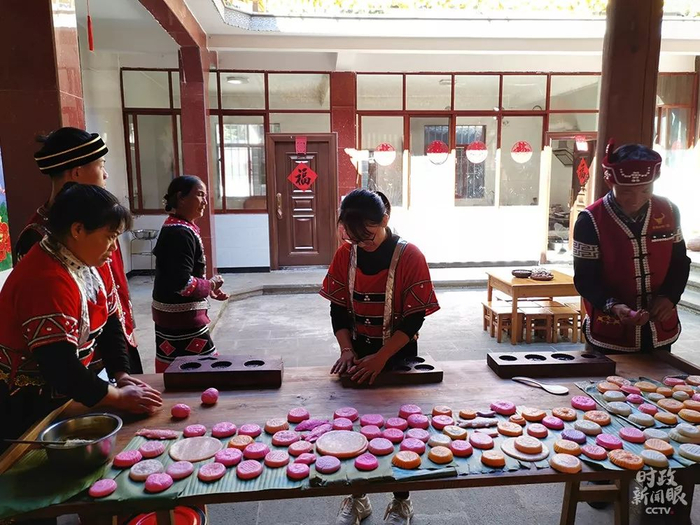 △过年做这种大米粑粑是当地的风俗。（总台央视记者杨立峰拍摄）