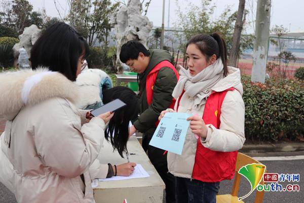 江苏近500名大学生春节返乡 调研了解家乡大发展