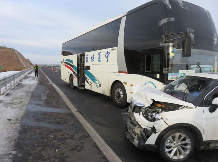 危险丨宁夏一小轿车撞上满员大客车，滞留57名乘客！