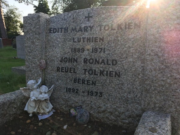 托尔金夫妇墓碑上所刻“贝伦”“露西恩” ，作者摄影