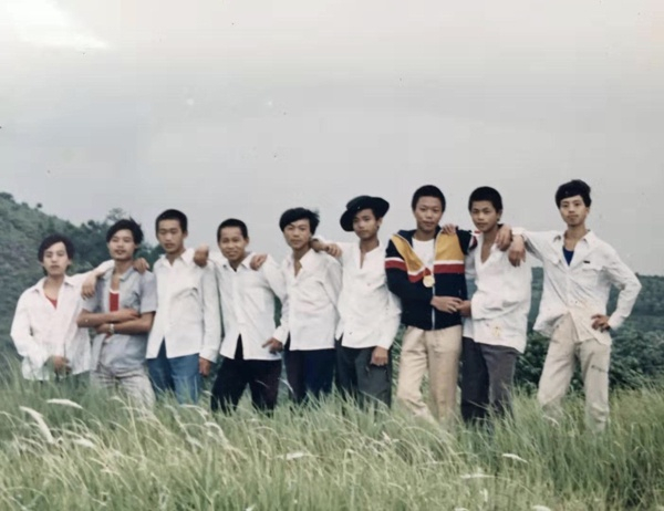 李华（最左）初中毕业和朋友们一起拍的照片。  受访者 供图